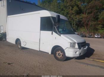  Salvage Isuzu Commercial Van